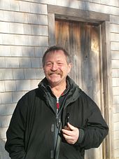 José Bové devant la cabane de Thoreau à Walden Pond.