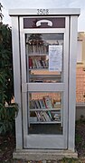 Pradines - Boîte à livres (ancienne cabine téléphonique).jpg