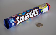 Smarties Riesenrolle mit 1-Euro-Stück als Größenvergleich.jpg