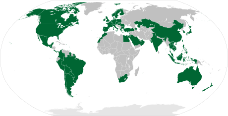 El mapa muestra en verde oscuro los países y territorios que tienen tiendas Starbucks Coffee, y son los siguientes: Canadá, los Estados Unidos, México, Panamá, Guatemala, El Salvador, Honduras, Costa Rica, Jamaica, las Bahamas, Puerto Rico, Trinidad y Tobago, Aruba, Colombia, el Perú, Brazil, Bolivia, Chile, Argentina, Uruguay, Kazajistán, China, Japón, la Corea del Sur, Sudáfrica, Marruecos, Túnez, España, Egipto, la Arabia Saudita, Omán, Bahrein, Catar, Hong Kong, Macau, Kuwait, Jordania, el Líbano, Chipre, Turquía, Azerbayán, Portugal, Francia, el Reino Unido, Italia, Grecia, Bulgaria, Rumanía, Serbia, Hungría, Eslovaquia, Polonia, Alemania, la República Checa, Austria, Suiza, Luxemburgo, Bélgica, los Países Bajos, Dinamarca, Suecia, Noruega, Finlandia, Irlanda, la India, Tailandia, Camboya, Vietnam, Indonesia, Malasia, Singapur, Taiwán, las Filipinas, Brunéi, Australia, Nueva Zelandia, Andorra, Mónaco, Malta, la Isla de Man y la Corea del Norte.