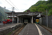 富山地方鉄道のホーム（2008年5月）