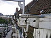 Pand, deel uitmakend van een huizenblok, in een trant die met zijn hoekige en stekelige detaillering het begin van de 'Amsterdamse School' aankondigt