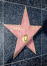 La stelo de Charlie Chaplin sur la Trotuaro de famo en Holivudo, 1972.