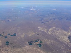 Ici ce sont les taches vertes qui sont artificielles (Désert d'Amargosa, Sud Névada, mars 2005)