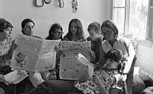 Jóvenes leyendo periódicos en distintos idiomas, Israel 1969