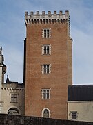 Photographie en couleur d'une tour en briques rouges d'un château.