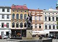 La Plaza principal con una estatua de San Florián