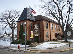 Das Isanti County Courthouse in Cambridge, gelistet im NRHP Nr. 80002074[1]