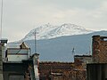 Le sommet du Vitocha au-dessus des toits de Sofia, vu depuis le quartier de Sredec (début mai 2009).