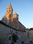 Clocher de l'église Saint-Michel. Au premier plan, l'office du tourisme et le bureau de poste.