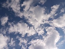 As nubes na atmosfera terrestre condénsanse a partir do vapor de auga gasoso.