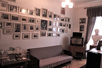 İş otağı. Divarda Azərbaycanın və dünyanın məşhur musiqiçilərinin şəkilləri asılmışdır Azerbaijan and famous musicians of the world