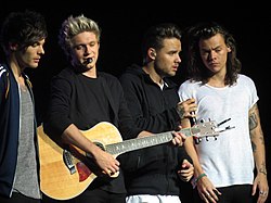 One Direction til en i Glasgow under deres On the Road Again Tour, oktober 2015. Fra venstre mod højre: Louis Tomlinson, Niall Horan, Liam Payne og Harry Styles.