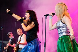 PMMP esiintymässä Ilosaarirockissa vuonna 2007.