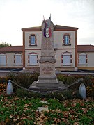 Pradines - Monument aux morts devant mairie.jpg