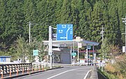 中津川市坂下高辺の県道3号との分岐点 国道は交差点を左折する（大型車通行不能）