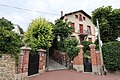 Photographie en couleur d'une maison et d'un chemin.