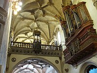 Bóveda nervada manuelina y órgano barroco.
