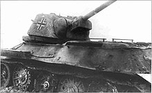 Este tanque T-34 perteneciente a la División "Nacional" fue destruido por la artillería antitanque soviética durante la "Operación Roland".