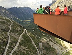 Fra utsiktsplattformen over Stigfossen får turister overblikk over Trollstigvegen.