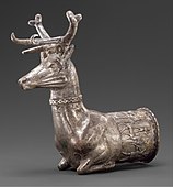 Vas în forma capului și torsului de cerb (sau riton); circa secolele 14-13 î.Hr.; argint cu incrustații de aur; înălțime: 18 cm; Muzeul Metropolitan de Artă (New York City)