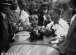 Vue noir et blanc d'un pilote automobile des années 1930.