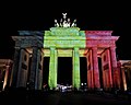 2016年3月のベルギー爆破テロ事件後も同じく哀悼の意を表する国旗のライトアップが行われた