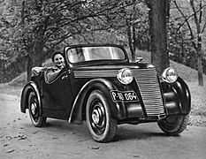 Una conductora amb el seu Jawa Minor el 1937