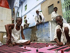 Joueurs et public d'un jeu de rue à Pushkar (Rajasthan).