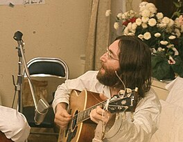 John Lennon oefenet Give Peace A Chance