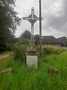 Calvaire situé sur la D88.Croix trèflée avec losanges intercalés entre double armature. Érigée en Août 1854 en l'honneur de saint Jacques le Majeur par Charles de Fadate,ancien préfet,ancien député et officier de la Légion d'Honneur.