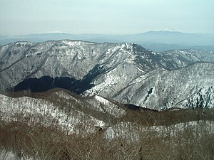 西側の鷲ヶ岳から望む烏帽子岳、遠景は乗鞍岳と御嶽山（2008年3月23日撮影）