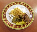 Nasi ramas randang disajian jo gulai lobak, lado ijau, jo kuah gulai.