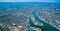 河口部に位置する新潟港と新潟市街。