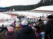 Gezicht vanaf de tribune op een deel van het skisportcentrum