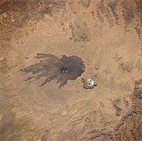 Image satellite du Tarso Toussidé avec notamment le pic Toussidé au centre de la tache sombre et le Trou au Natron en bas à droite (tache claire).