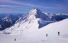Esquiadores de travesía, ascenso al Scheiblingstein a través de Lange Gasse.