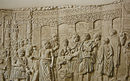 Ansicht der fertiggestellten Brücke; im Vordergrund Kaiser Trajan bei einer Opferzeremonie
