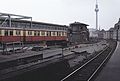 Östli­cher Bahnhofs­kopf mit S-Bahn-Zug der Bau­reihe ET 165 der BVG am Bahn­steig C und dem Stell­werk Frio, Septem­ber 1990