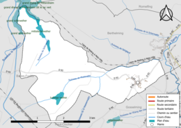 Carte en couleur présentant le réseau hydrographique de la commune