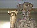 Ruang 19 – Caryatid dan kolom Korintia dari Erekhteion, Akropolis Athena, 421 SM