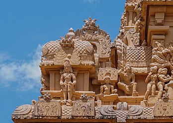 Sculptures du gopuram du temple de Brihadesvara (État indien du Tamil Nadu). (définition réelle 2 787 × 1 990)