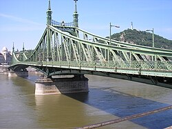 הגשר מפשט לבודה, עם גבעת גלרט ברקע