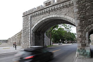 La porte Saint-Louis en 2015, vue de l'extérieur après la rénovation