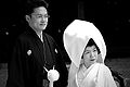 Japansk brud og brudgom, iført hvid og sort kimonos
