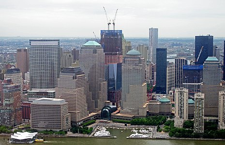 El One World Trade Center en construcción detrás del World Financial Center en junio de 2011.