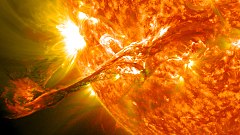 次席 : On August 31, 2012 a long filament of solar material that had been hovering in the Sun's atmosphere, the Corona, erupted out into space at 4:36 p.m. EDT. NASA Goddard Space Flight Center (Flickr)