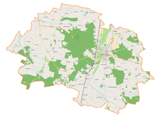 Mapa konturowa gminy Poddębice, blisko centrum na prawo znajduje się punkt z opisem „Parafia św. Katarzyny”