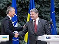 Jens Stoltenberg a ukrajinský prezident Petro Porošenko 10. júla 2017