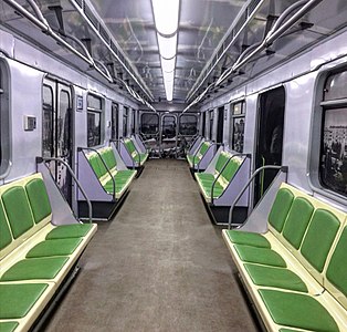 Интерьер вагона Ереванского метрополитена в зелёной окраске с раздельными спинками и сидушками